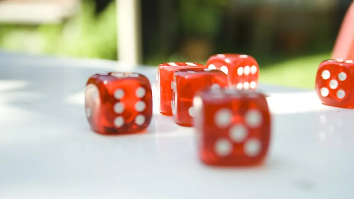Dadi da gioco su una superficie scura