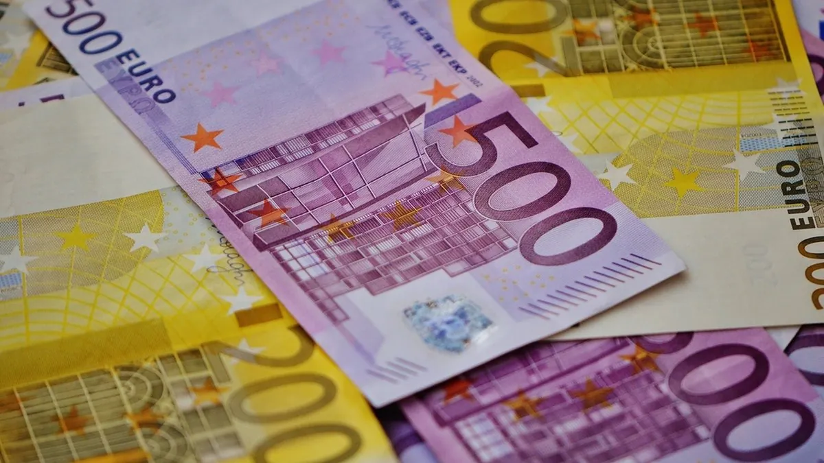 Banconote in euro disposte su un piano